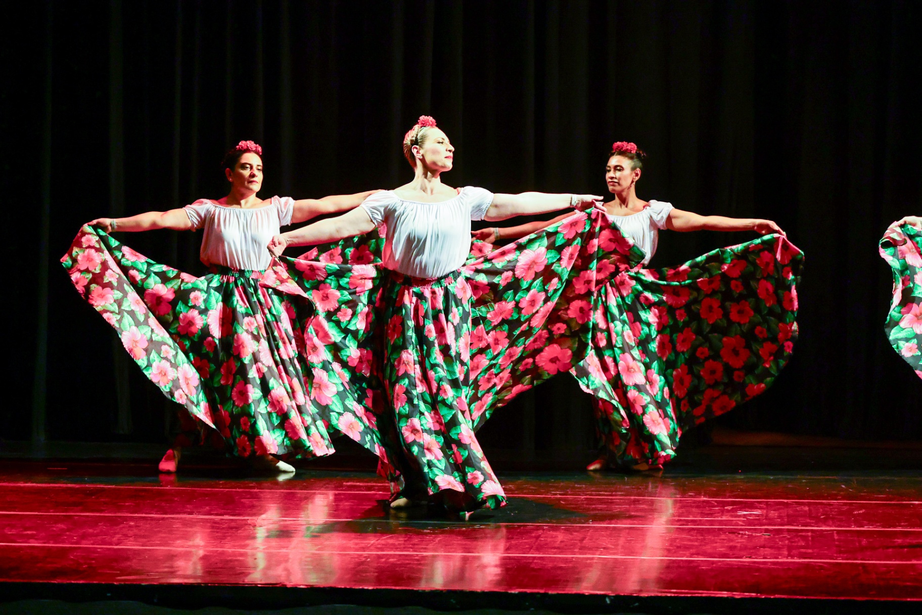 Grupo D+40 com saias florais em movimento