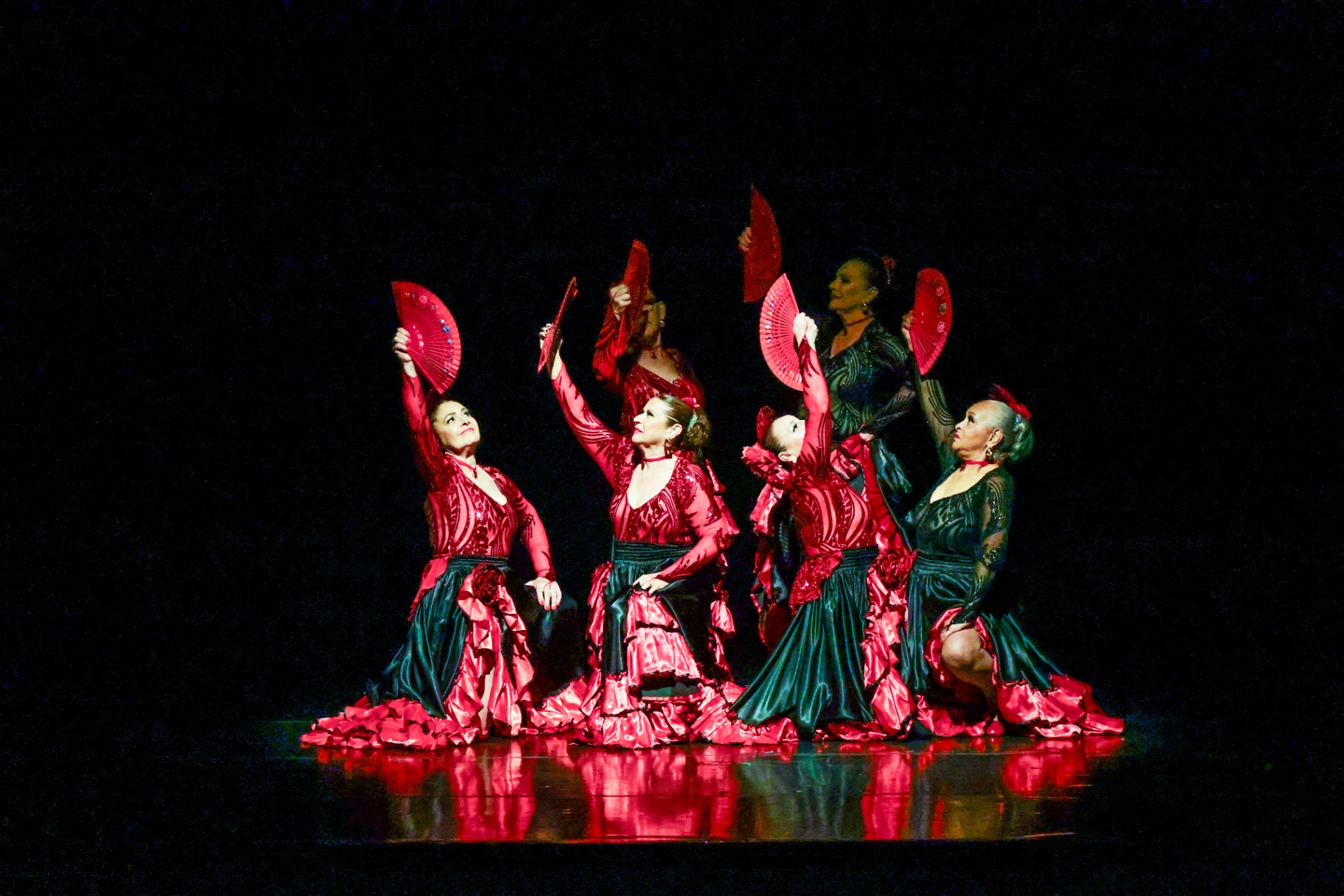 Grupo flamenco no palco — espetáculo do FNDC