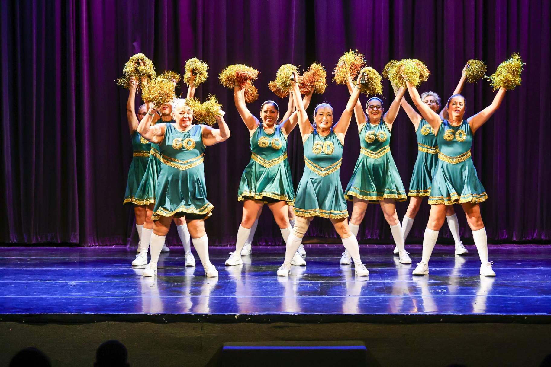 Grupo D+60 em apresentação de pom-poms