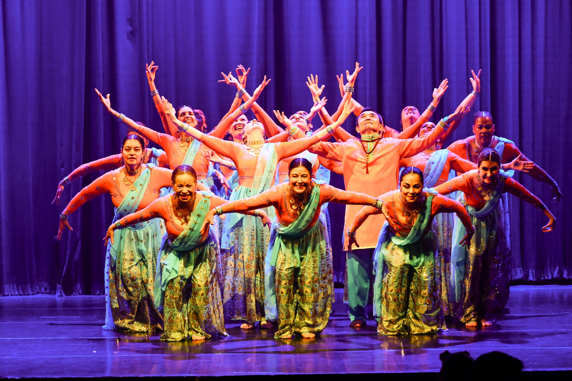 Grupo de bailarinos maduros em apresentação coletiva